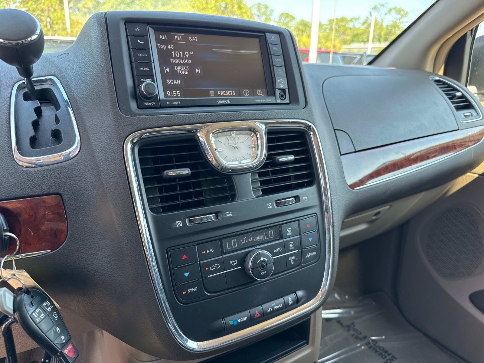 Used 2013 Chrysler Town & Country Touring FWD image 24