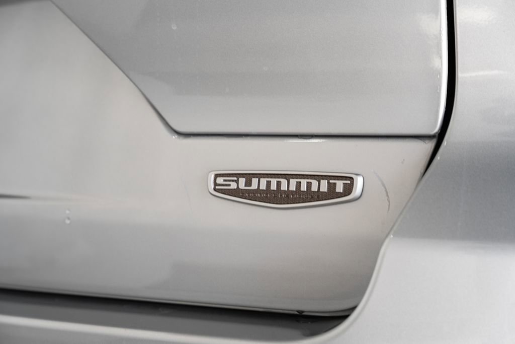 New 2025 Jeep Grand Cherokee Summit image 7