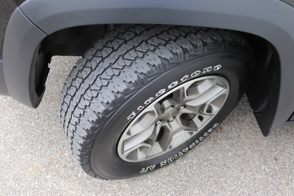 Used 2021 Jeep Cherokee Trailhawk AWD/4WD image 32