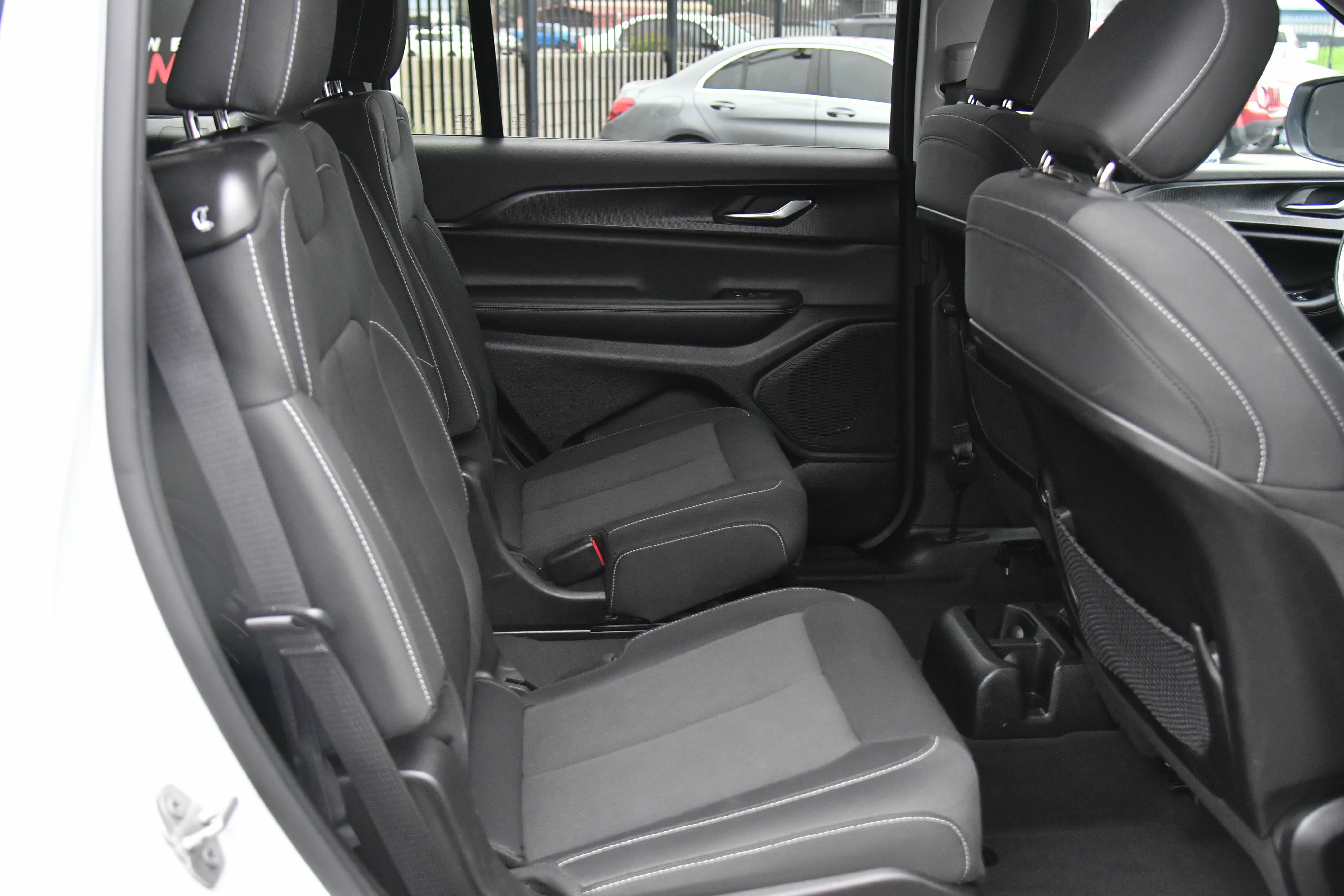 Used 2023 Jeep Grand Cherokee L Laredo image 43