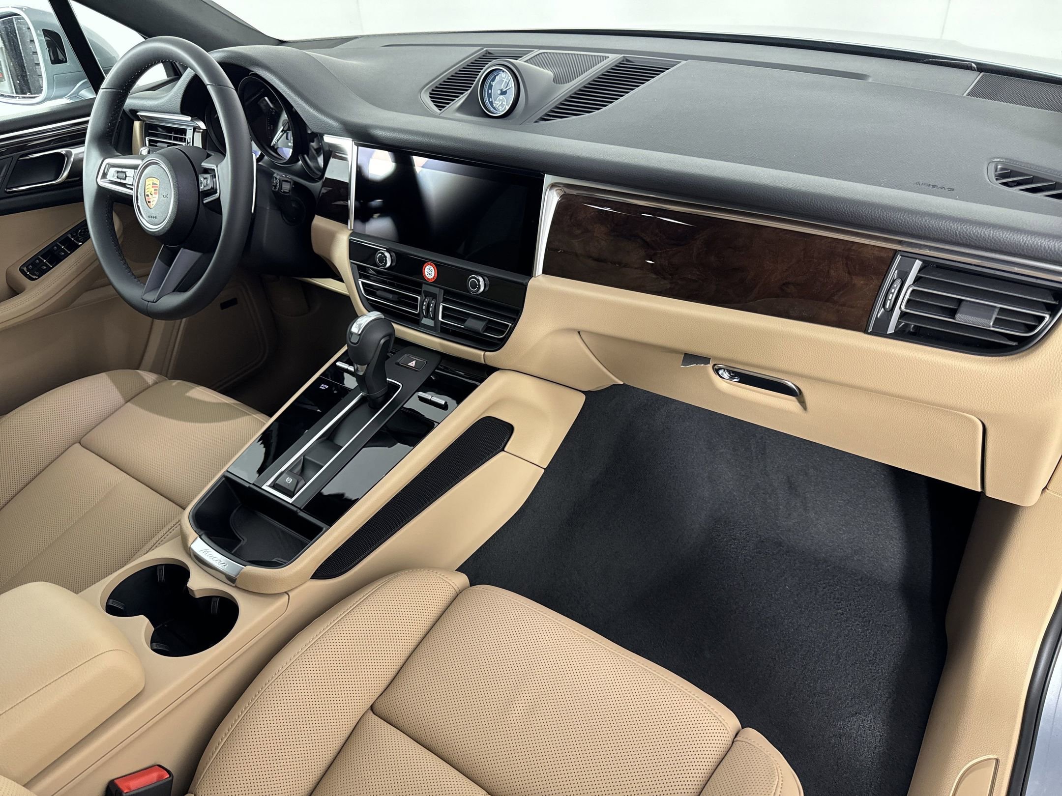 Certified 2025 Porsche Macan image 30