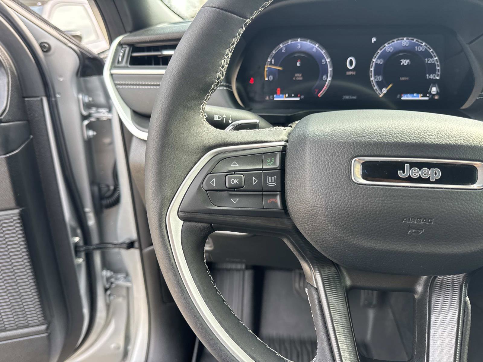 Used 2025 Jeep Grand Cherokee L Altitude image 23