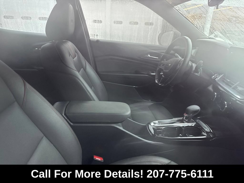 Used 2024 Chevrolet Trax RS w/ Sunroof Package FWD image 3