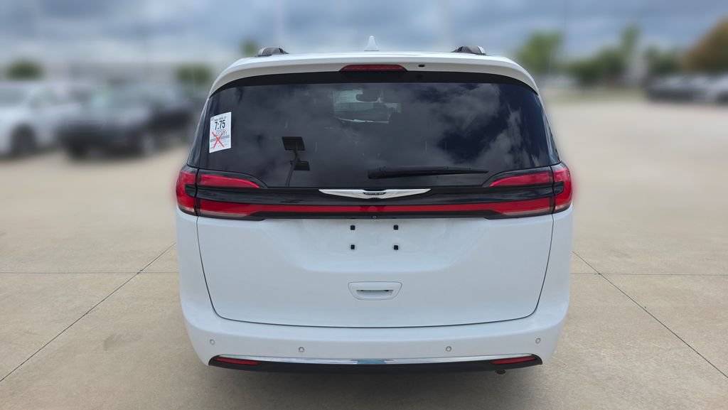Used 2022 Chrysler Pacifica Touring-L w/ Uconnect Theater Family Group FWD image 4