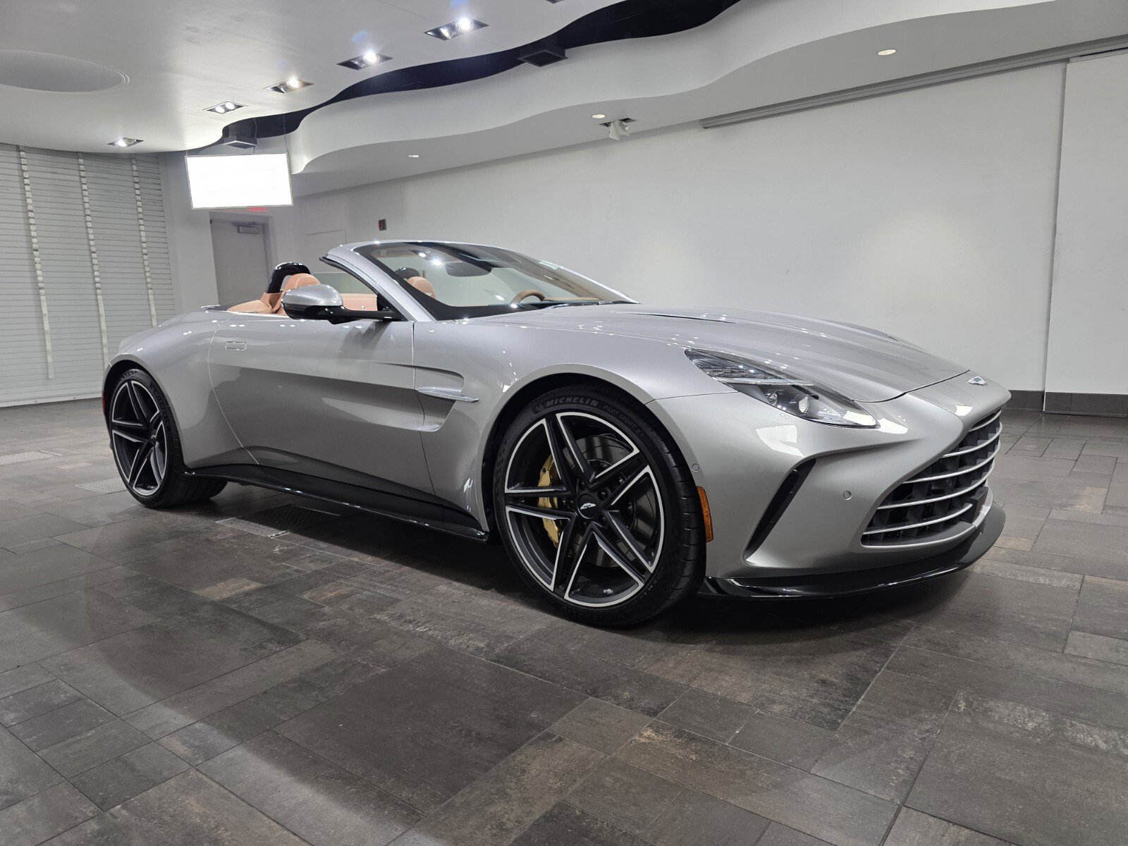 New 2026 Aston Martin V8 Vantage Roadster RWD image 1