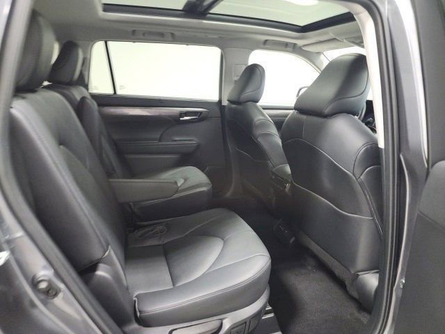Used 2023 Toyota Highlander Platinum image 19