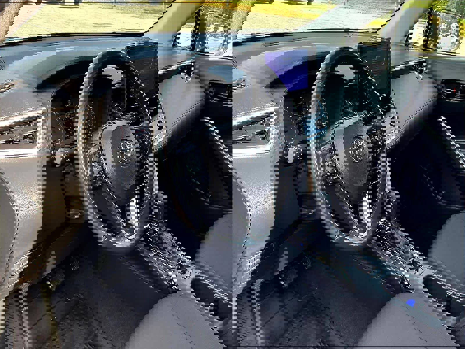 Used 2023 Toyota Corolla Cross LE image 8