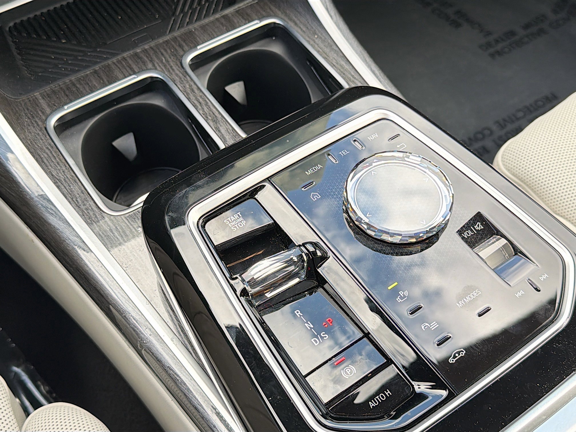 Used 2025 BMW 750e xDrive w/ Executive Package image 29