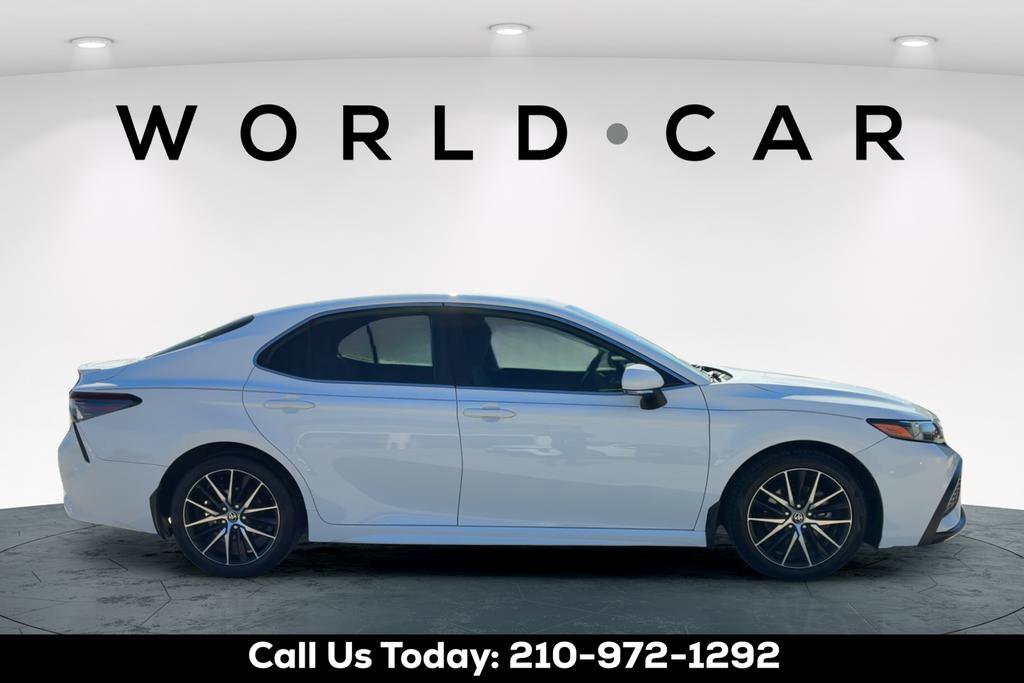 Used 2022 Toyota Camry SE image 2