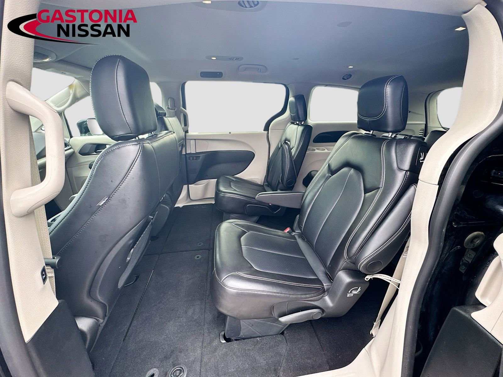 Used 2024 Chrysler Pacifica Touring-L FWD image 32
