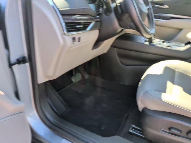 Certified 2023 Cadillac XT4 Luxury w/ Cold Weather Package AWD/4WD image 17