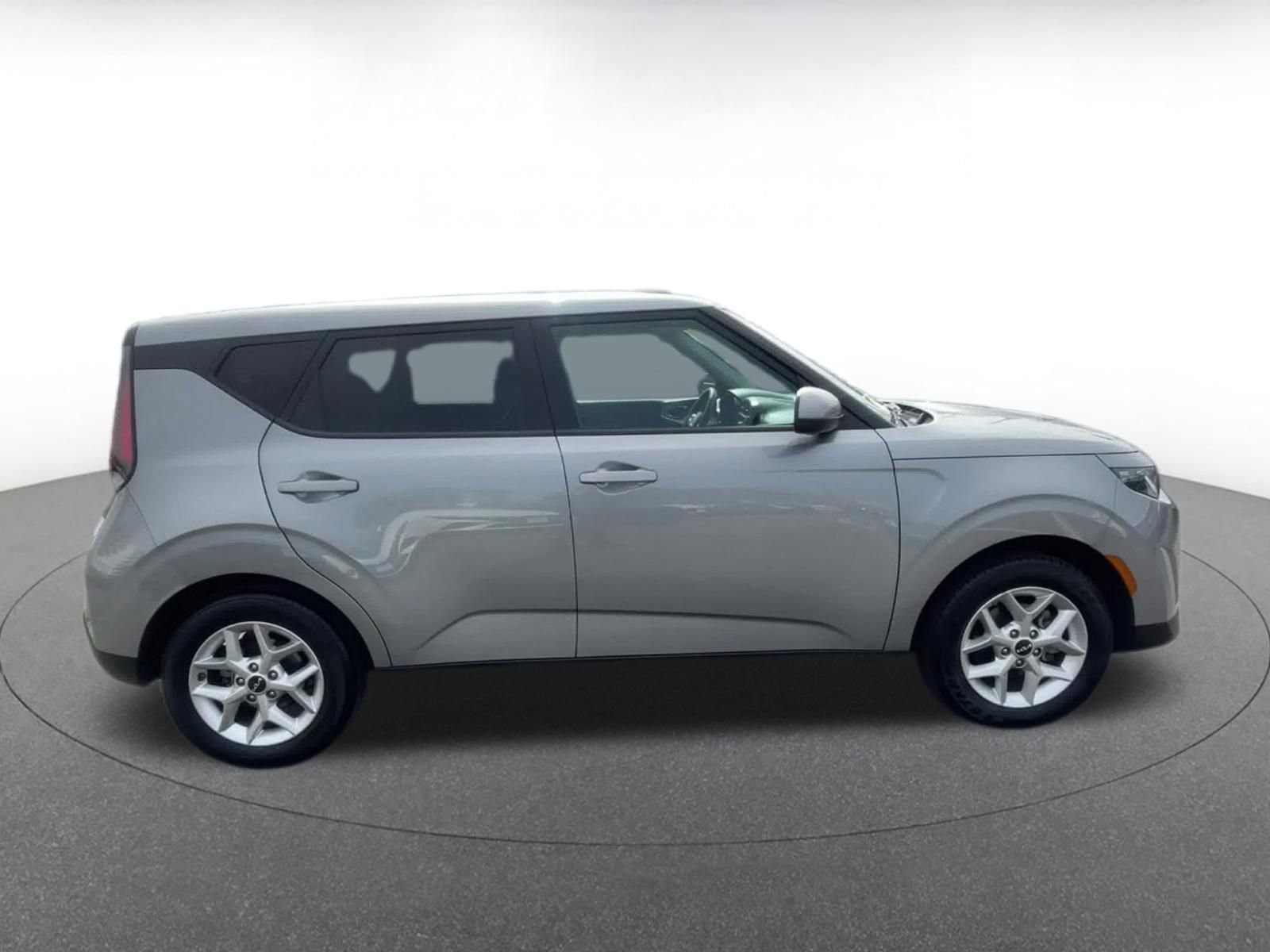 Used 2025 Kia Soul LX w/ LX Technology Package FWD image 16