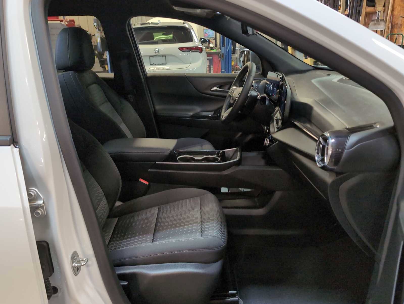 Used 2025 Chevrolet Equinox LT w/ Safety and Technology Package image 27