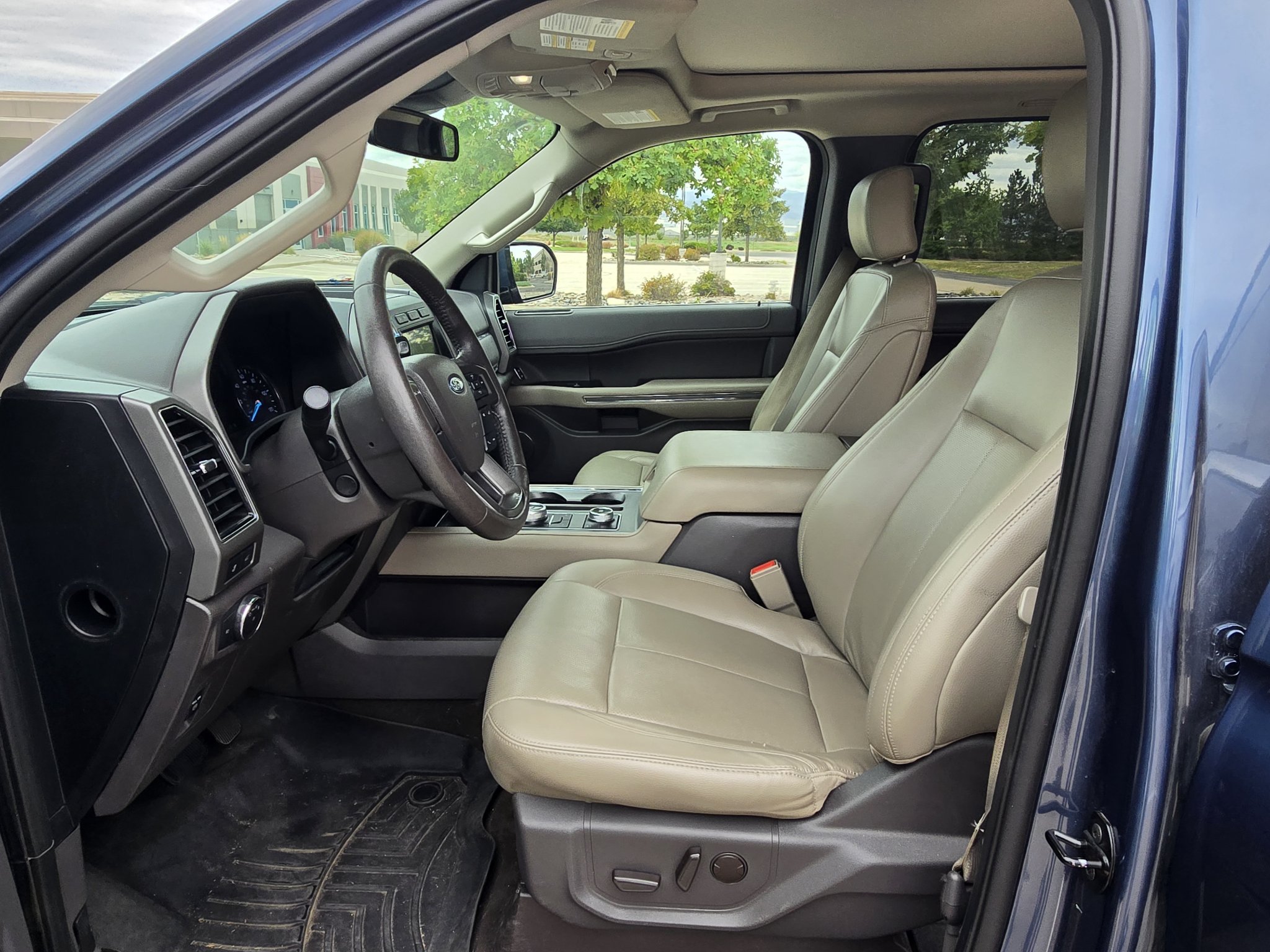 Used 2020 Ford Expedition Max XLT w/ Equipment Group 202A AWD/4WD image 12