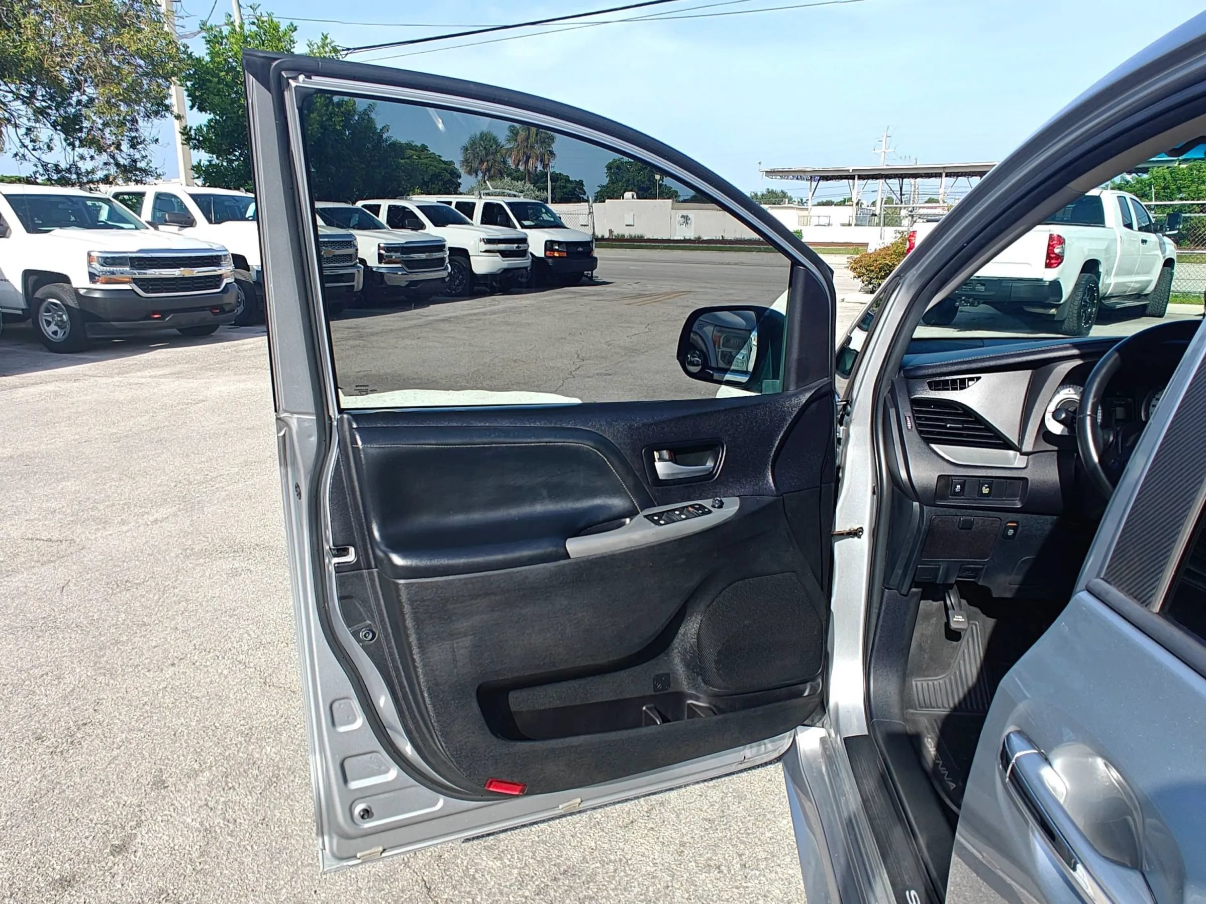 Used 2015 Toyota Sienna SE w/ SE Preferred Package FWD image 8