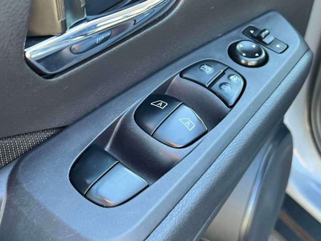 Used 2024 Nissan Kicks SV FWD image 17