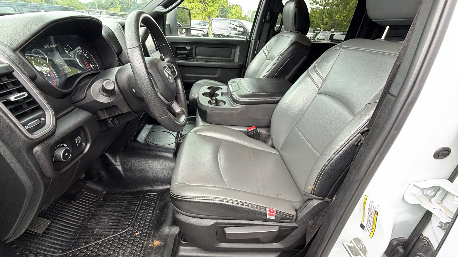 Used 2024 RAM 5500 Tradesman w/ Chrome Appearance Group AWD/4WD image 16