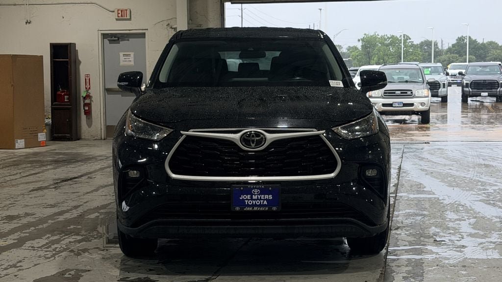 Used 2024 Toyota Highlander LE FWD image 3