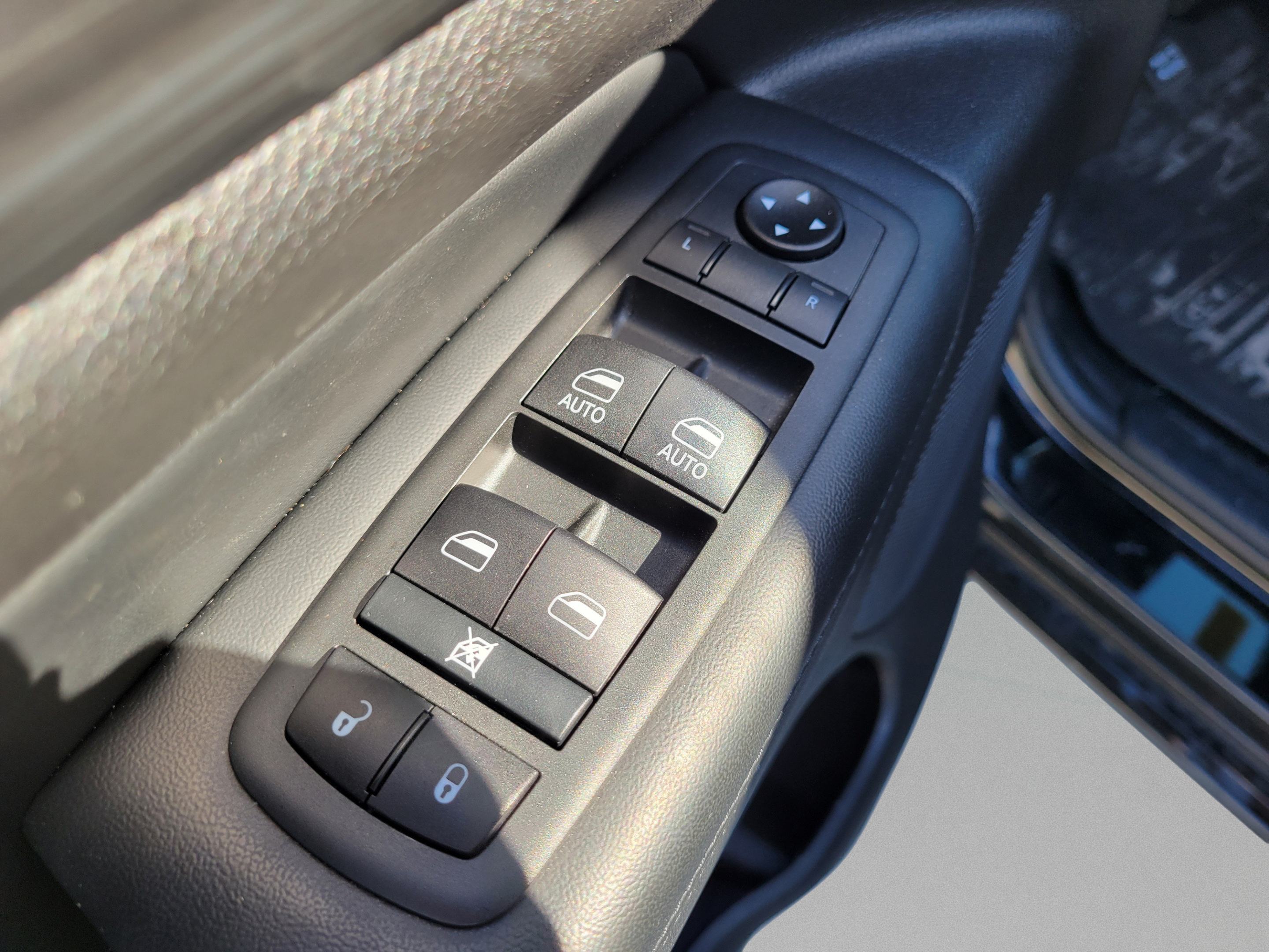 Used 2020 Jeep Grand Cherokee Altitude AWD/4WD image 13