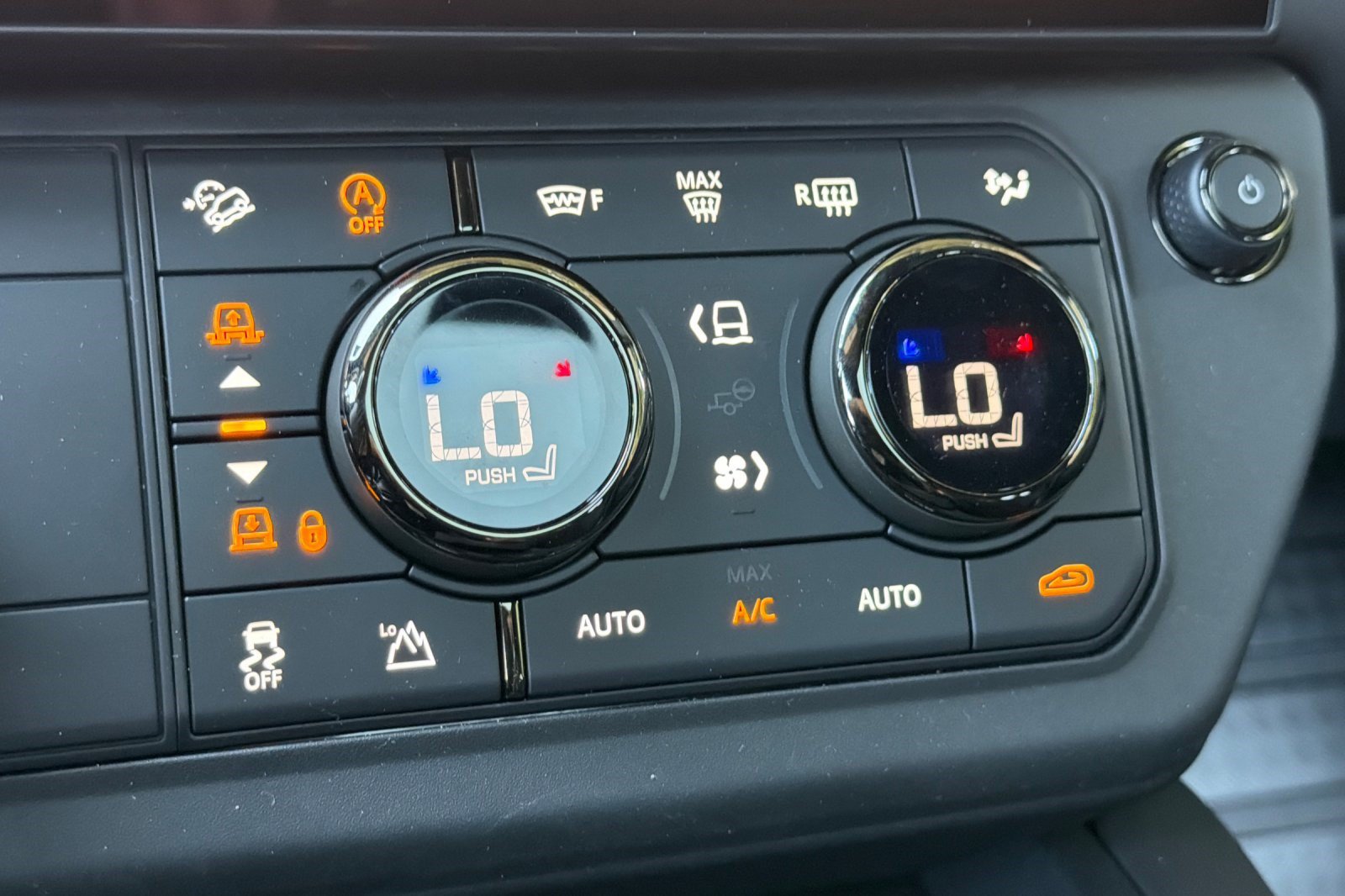 New 2026 Land Rover Defender 110 OCTA AWD/4WD image 17