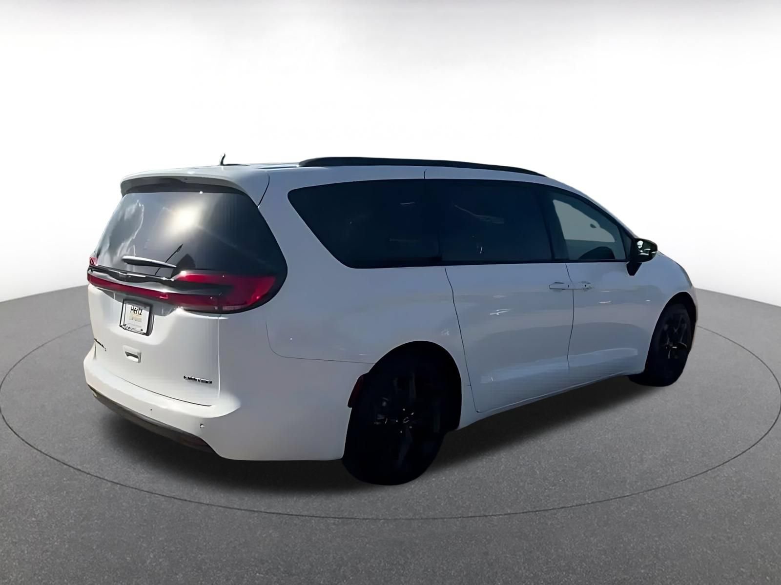 Used 2025 Chrysler Pacifica Limited FWD image 13