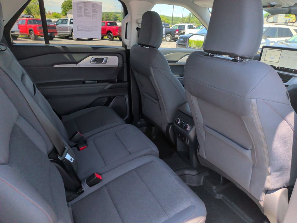 Used 2025 Ford Explorer Active AWD/4WD image 17