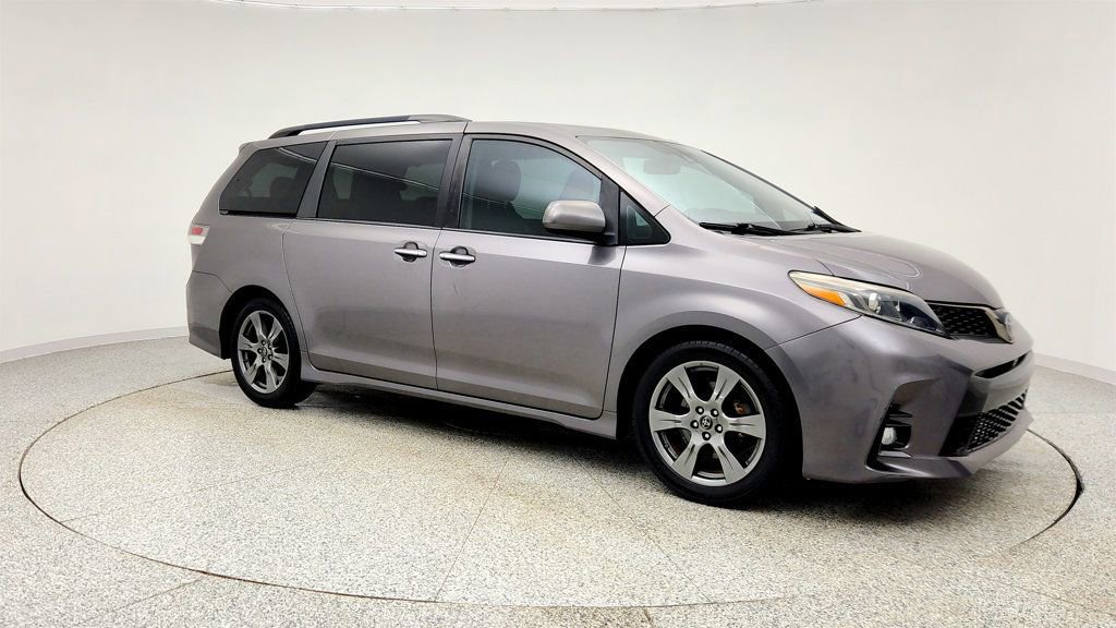 Used 2018 Toyota Sienna SE Premium image 3