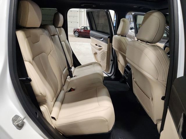 Used 2024 Jeep Grand Cherokee Limited w/ Black Appearance Package image 32