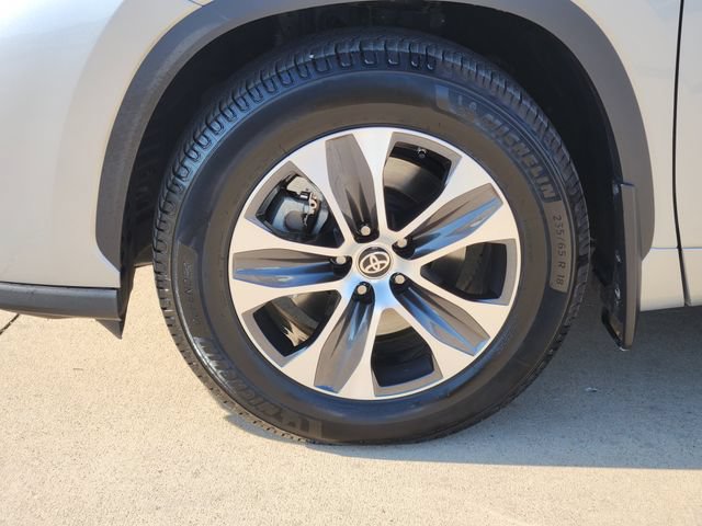 Used 2023 Toyota Highlander XLE FWD image 17