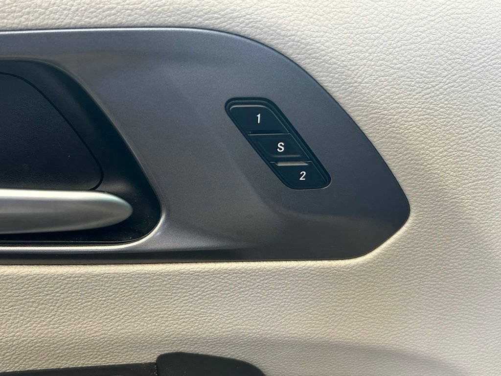 Used 2024 Chrysler Pacifica Touring-L FWD image 37