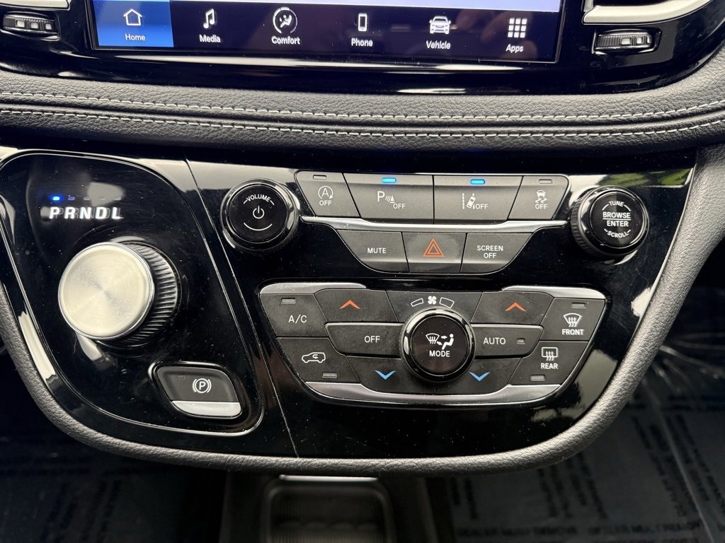 Used 2023 Chrysler Pacifica Touring image 32