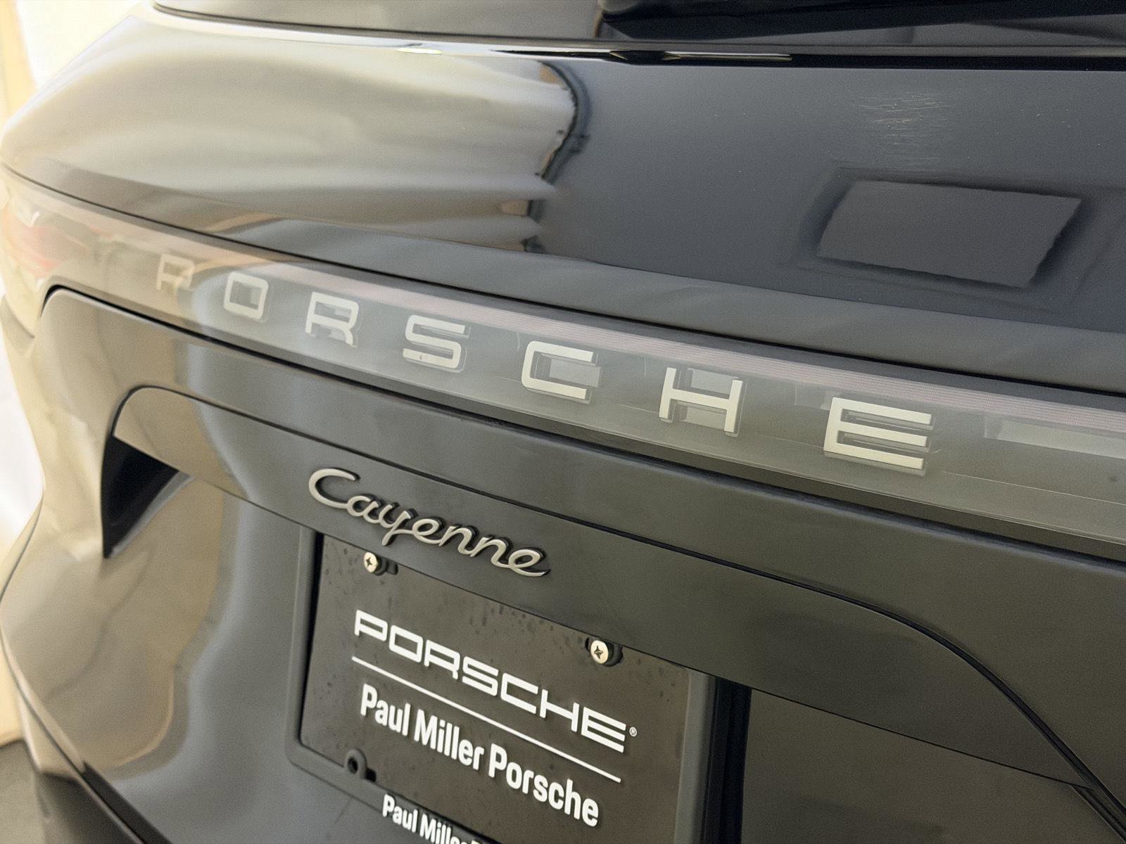 Certified 2022 Porsche Cayenne Platinum Edition image 23