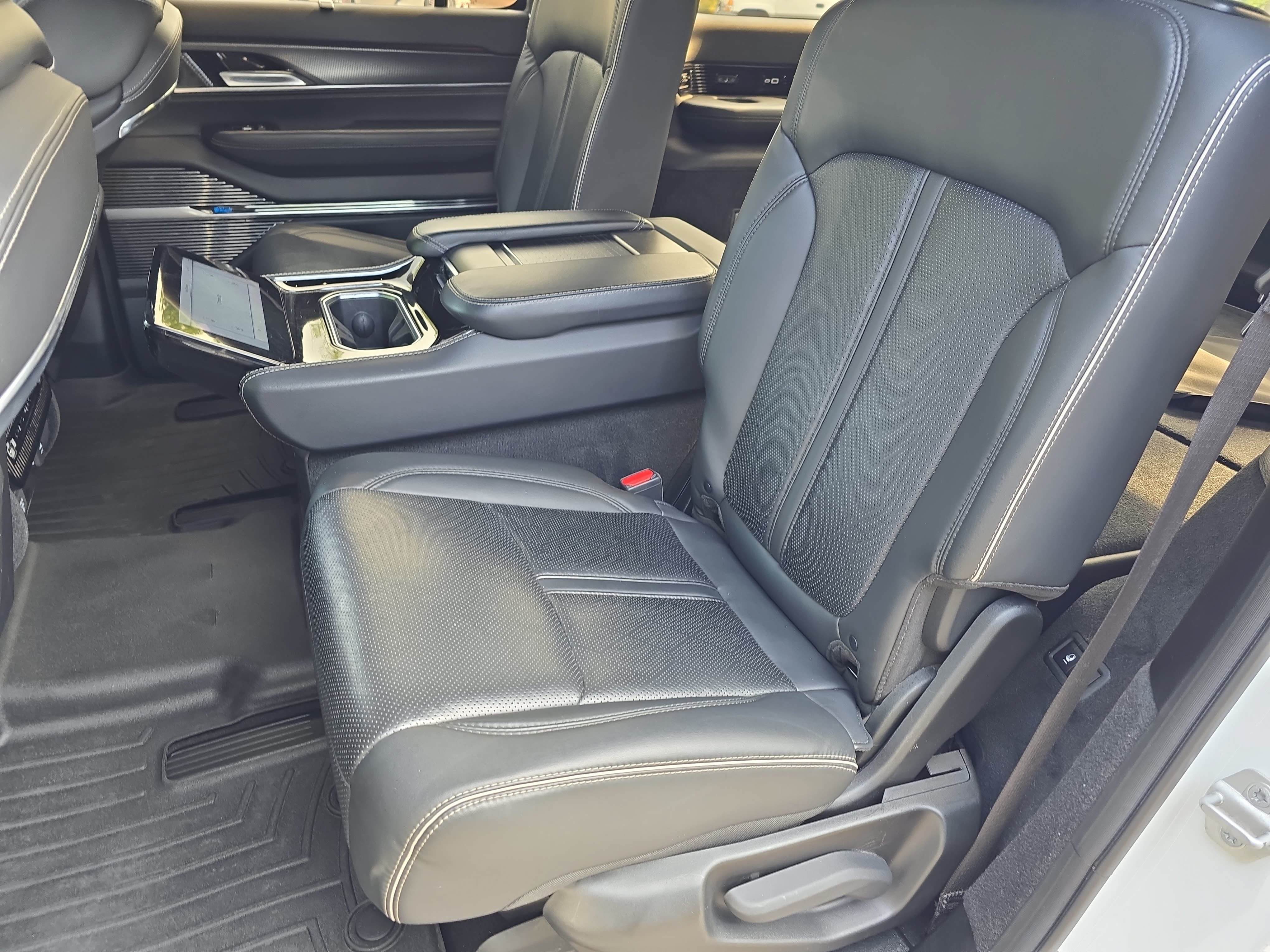 Used 2022 Jeep Grand Wagoneer Series II AWD/4WD image 15
