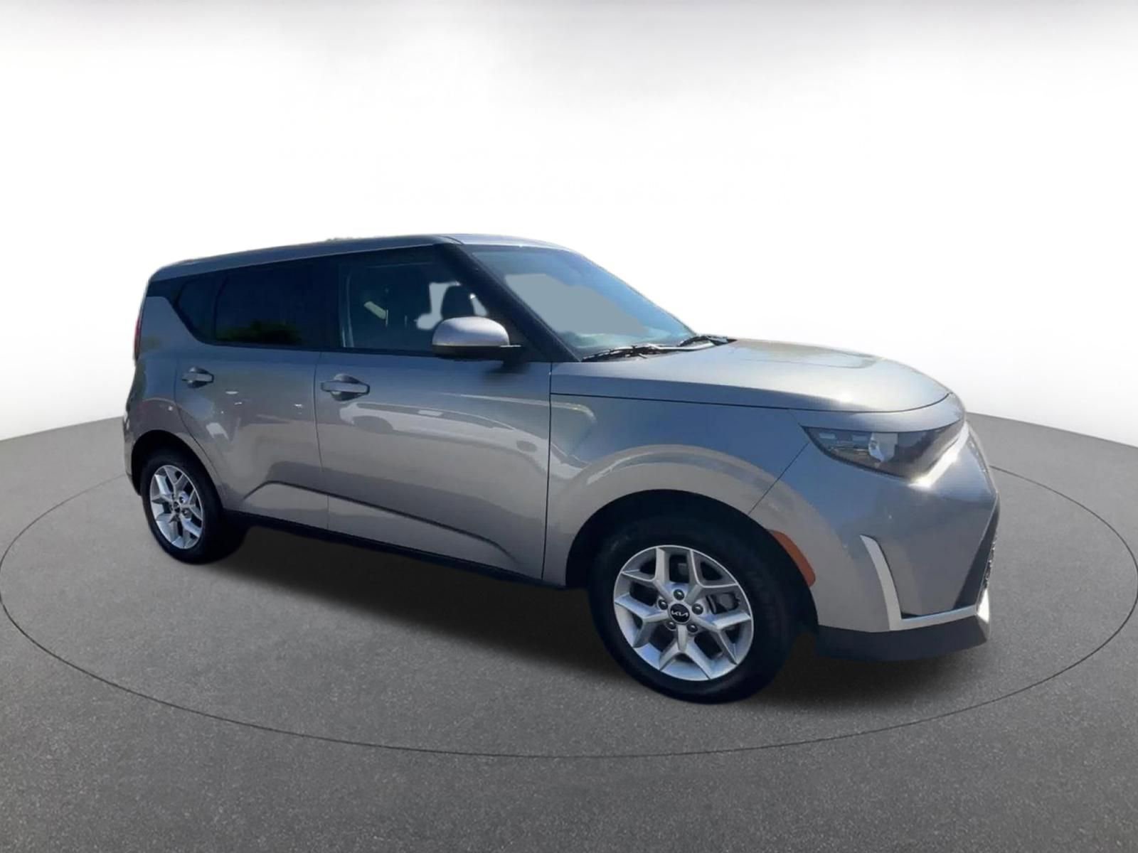 Used 2025 Kia Soul LX w/ LX Technology Package FWD image 2