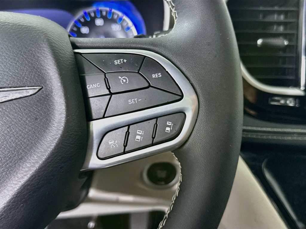 Used 2024 Chrysler Pacifica Touring-L AWD/4WD image 21