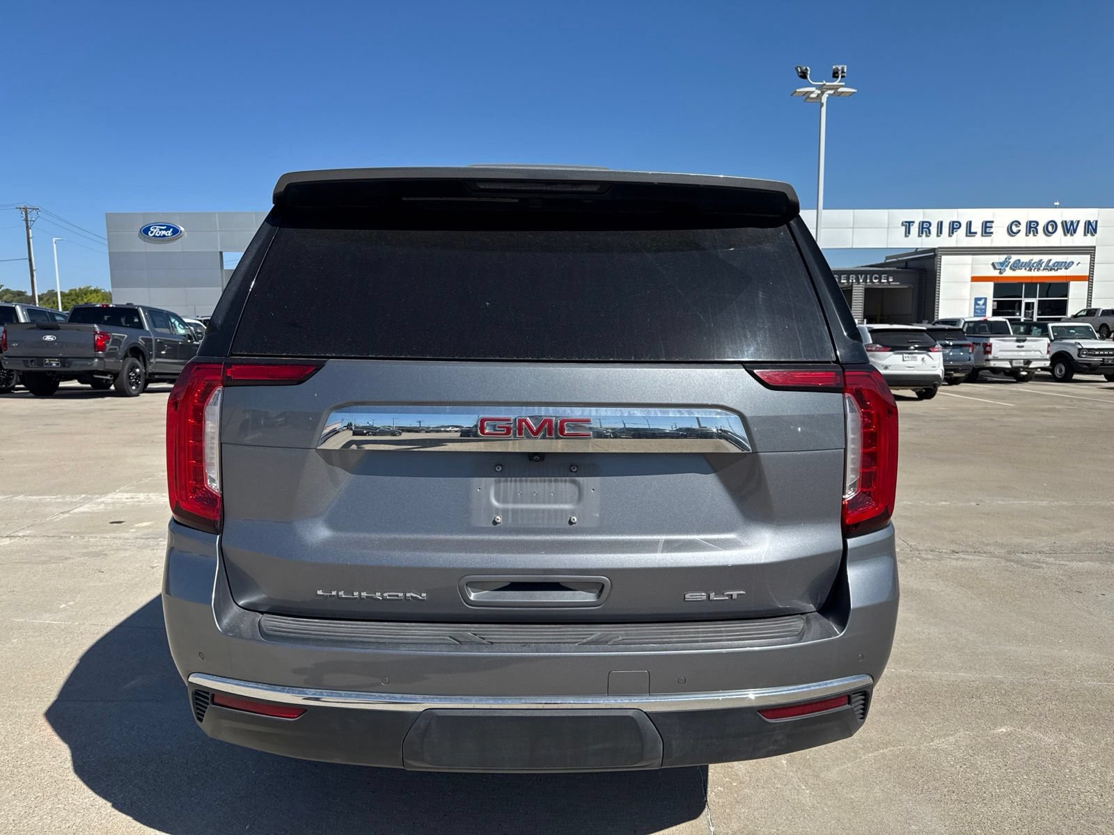Used 2022 GMC Yukon XL SLT w/ SLT Luxury Package AWD/4WD image 4