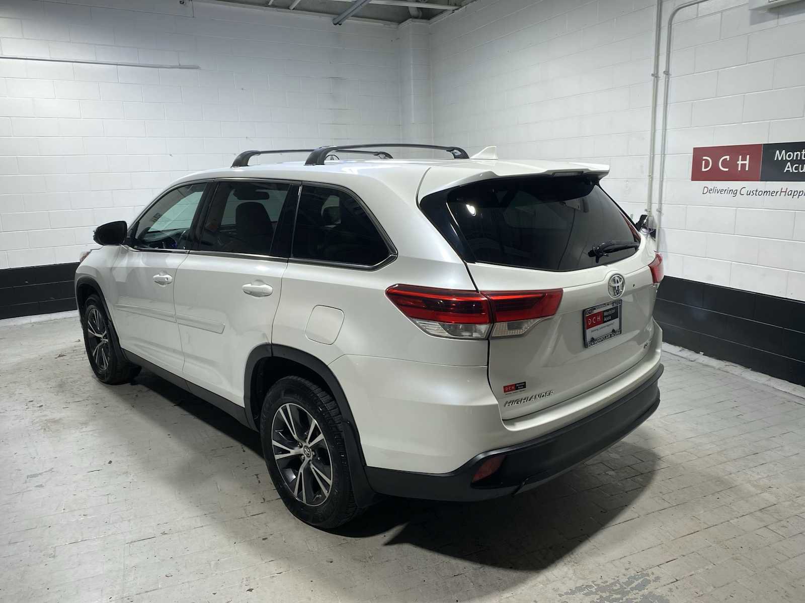 Used 2019 Toyota Highlander Plus AWD/4WD image 4