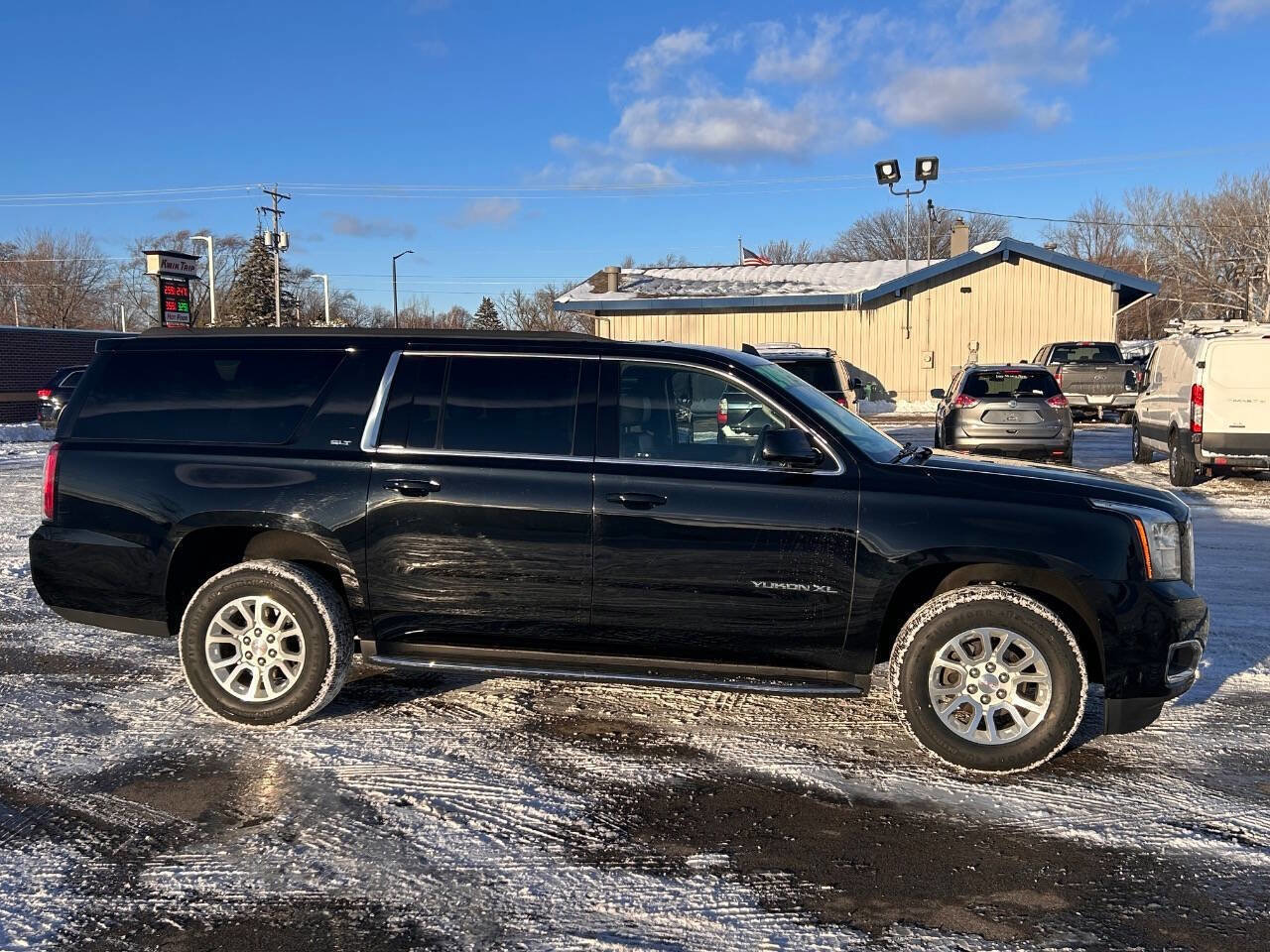 Used 2019 GMC Yukon XL SLT image 3