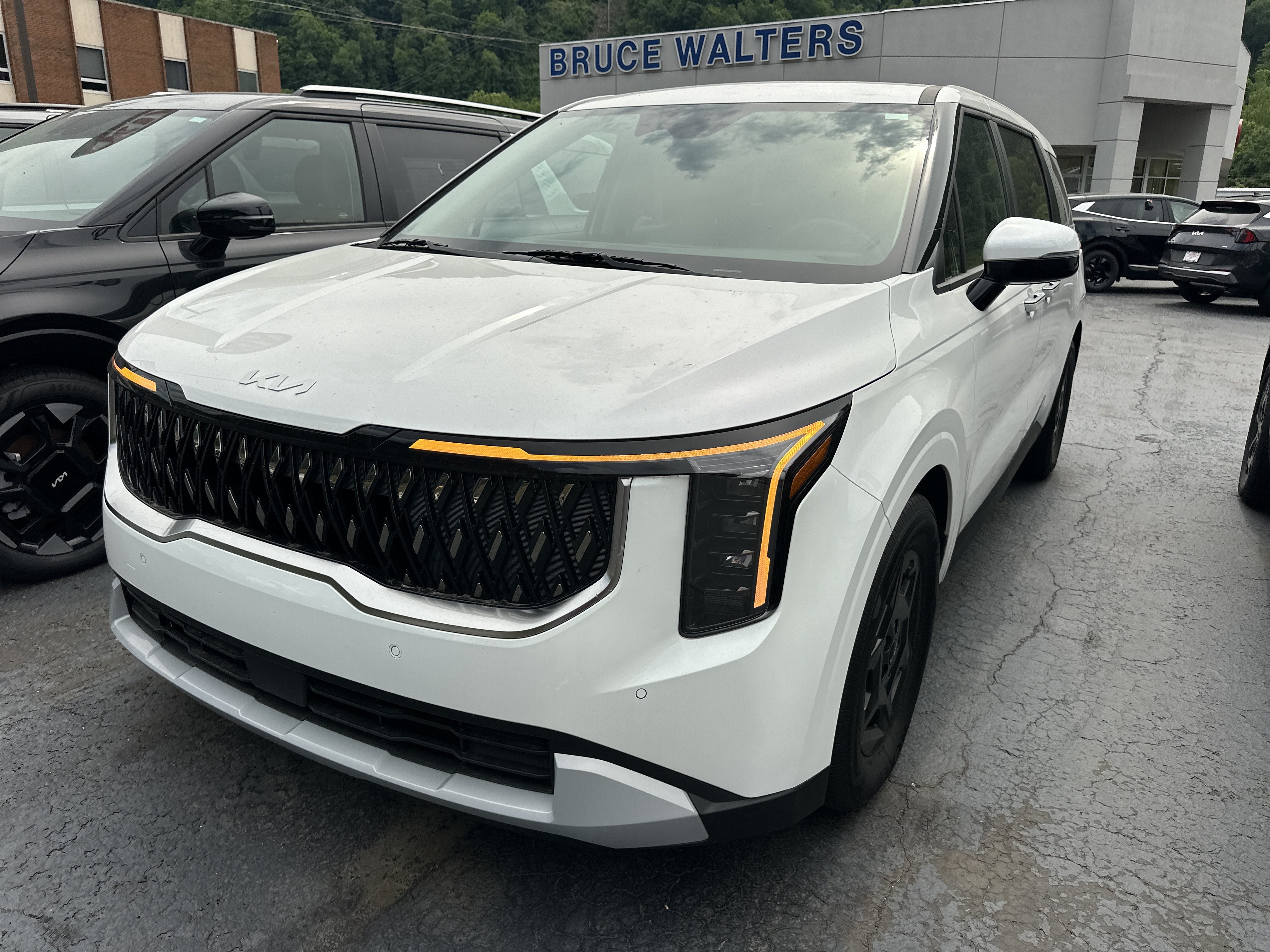 New 2026 Kia Carnival LX FWD image 5