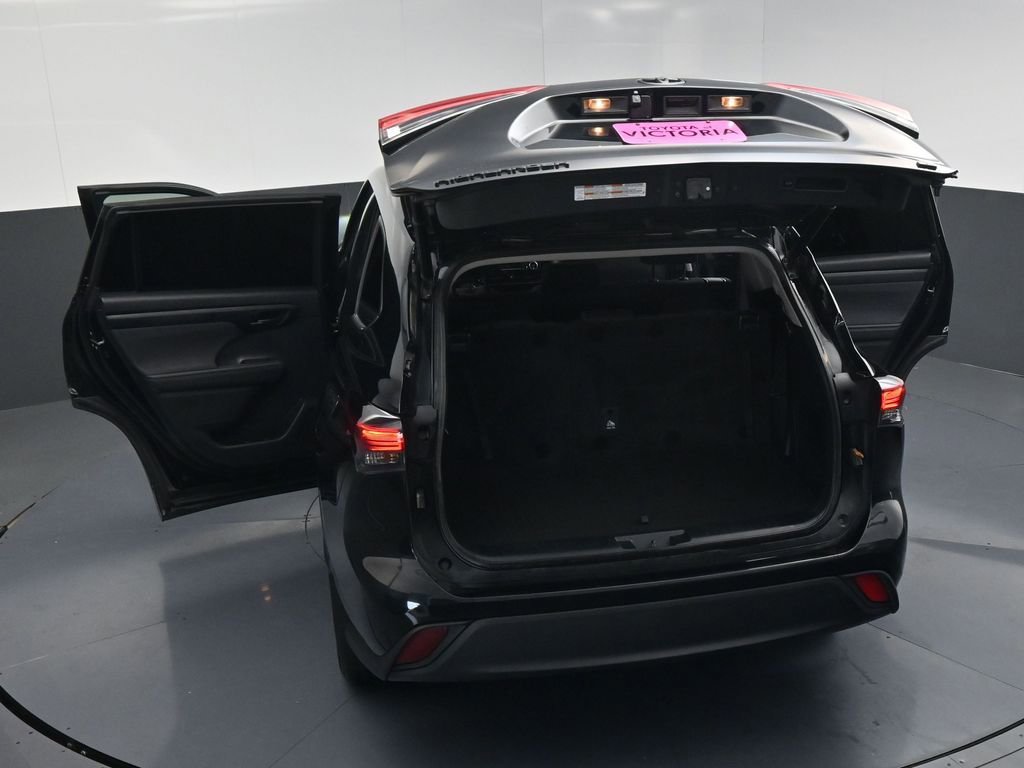 Used 2023 Toyota Highlander LE FWD image 23