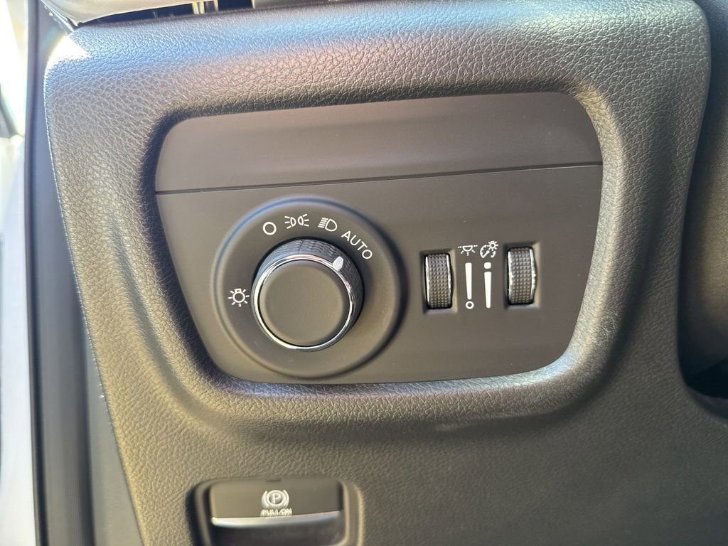 Used 2023 Jeep Grand Cherokee Laredo w/ Luxury Tech Group I image 25