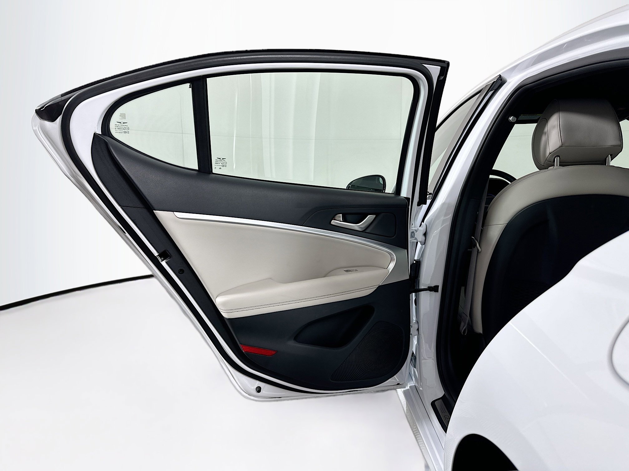 Used 2025 Genesis G70 2.5T image 26