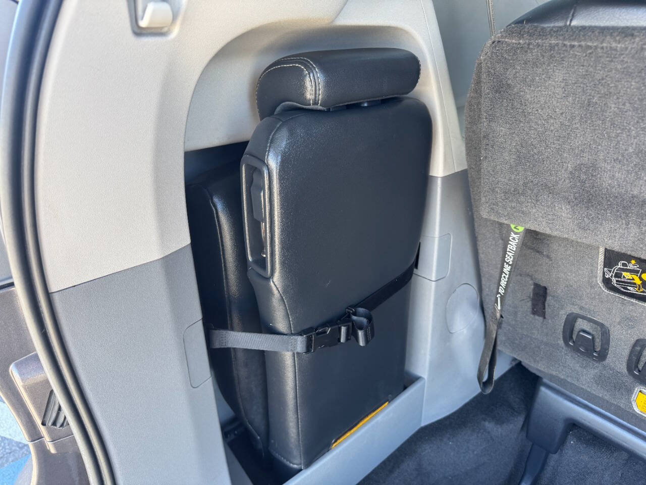 Used 2014 Toyota Sienna SE FWD image 20