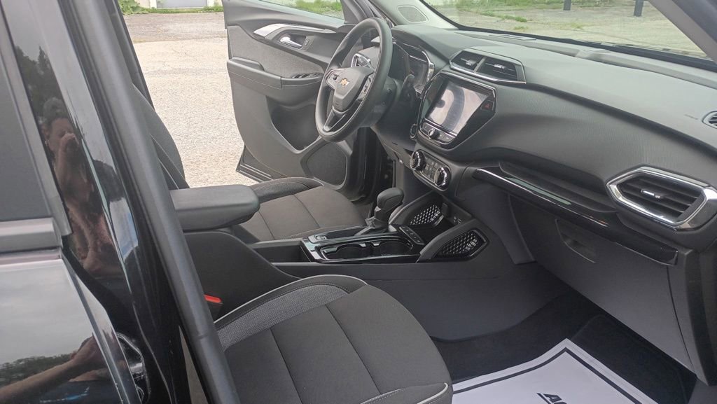 Used 2023 Chevrolet TrailBlazer LT w/ Convenience Package FWD image 12