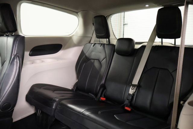 Used 2023 Chrysler Pacifica Touring-L image 27