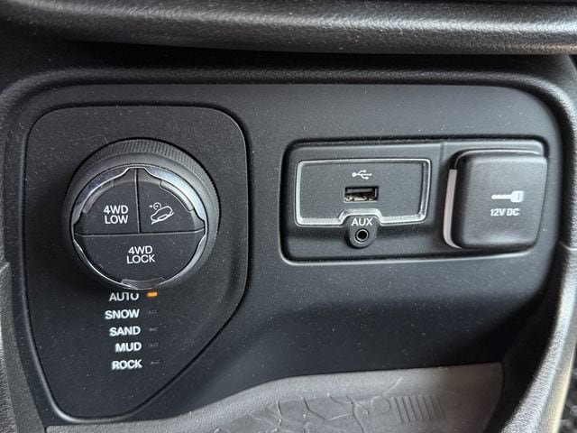 Used 2016 Jeep Renegade Trailhawk AWD/4WD image 21