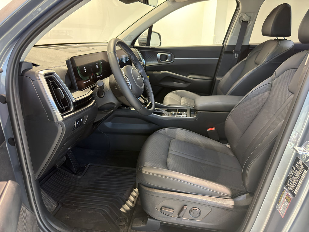 Used 2025 Kia Sorento EX w/ Panoramic Sunroof Package image 12
