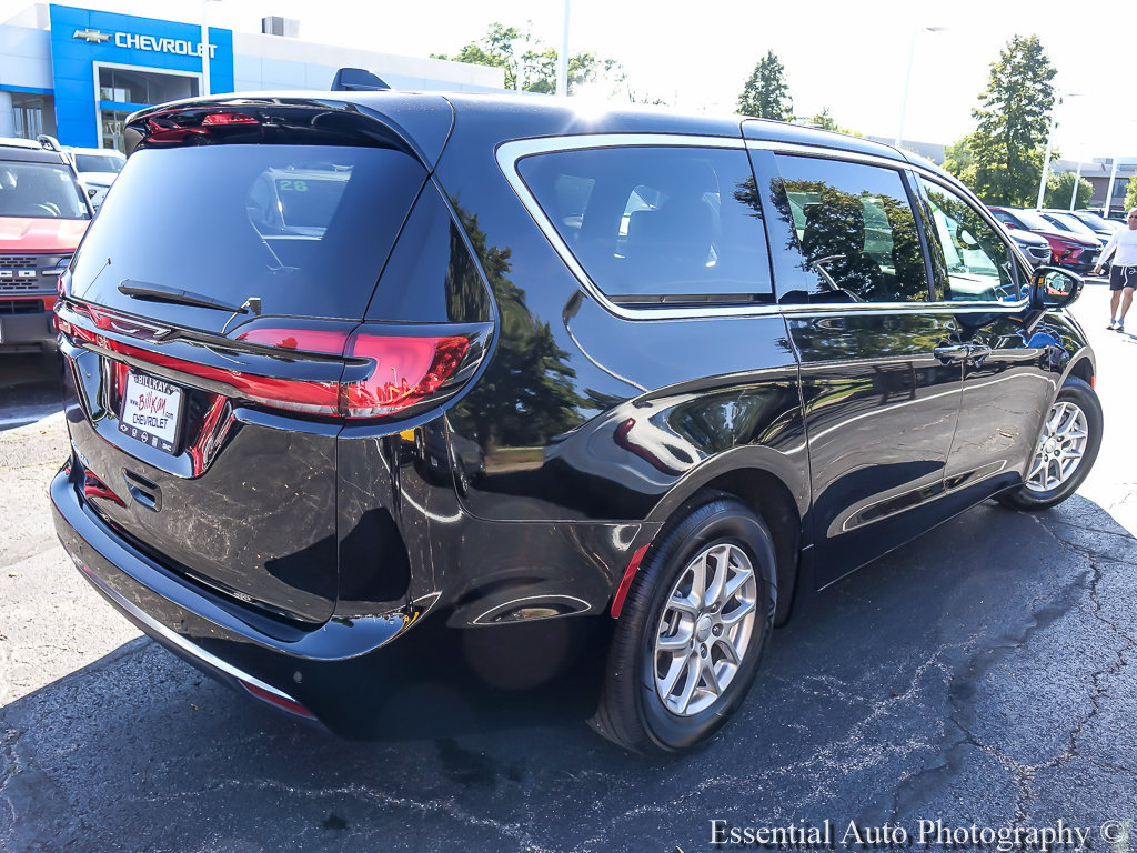 Used 2027 Chrysler Pacifica Select FWD image 9