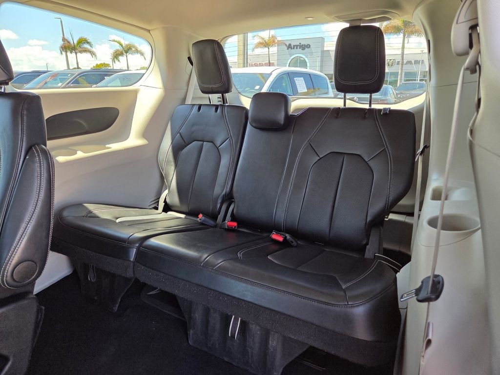 Used 2024 Chrysler Pacifica Touring-L image 18