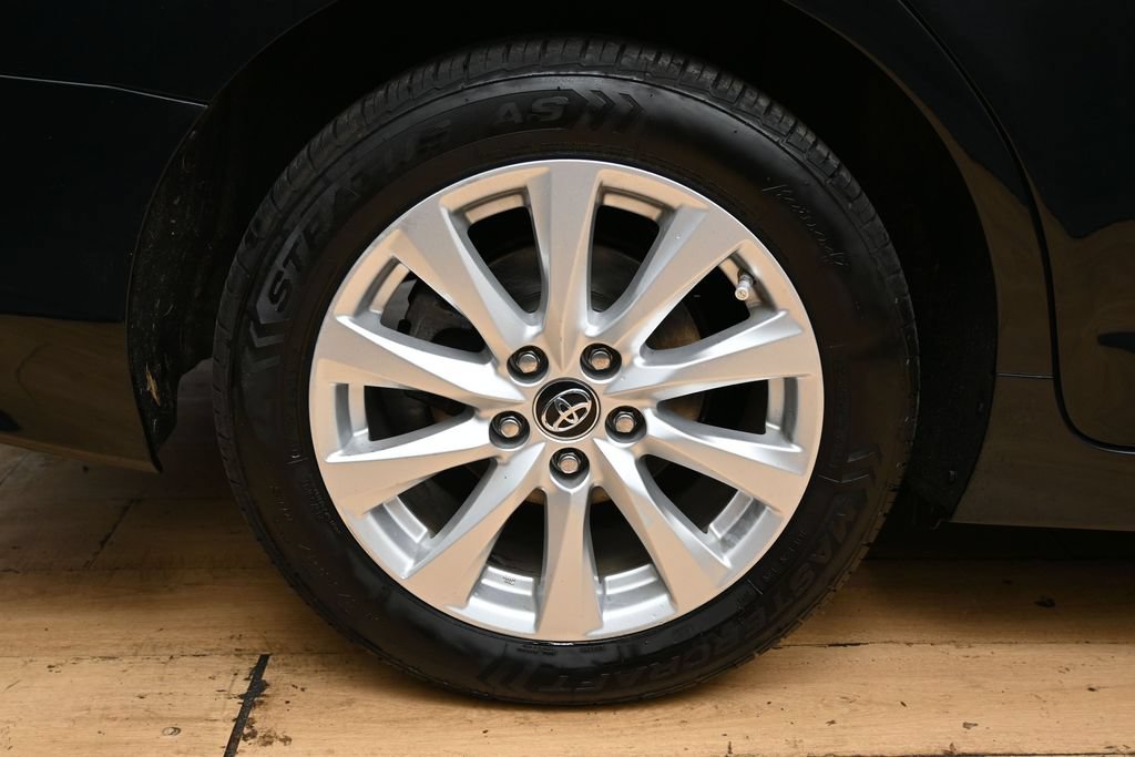 Used 2018 Toyota Camry LE FWD image 13